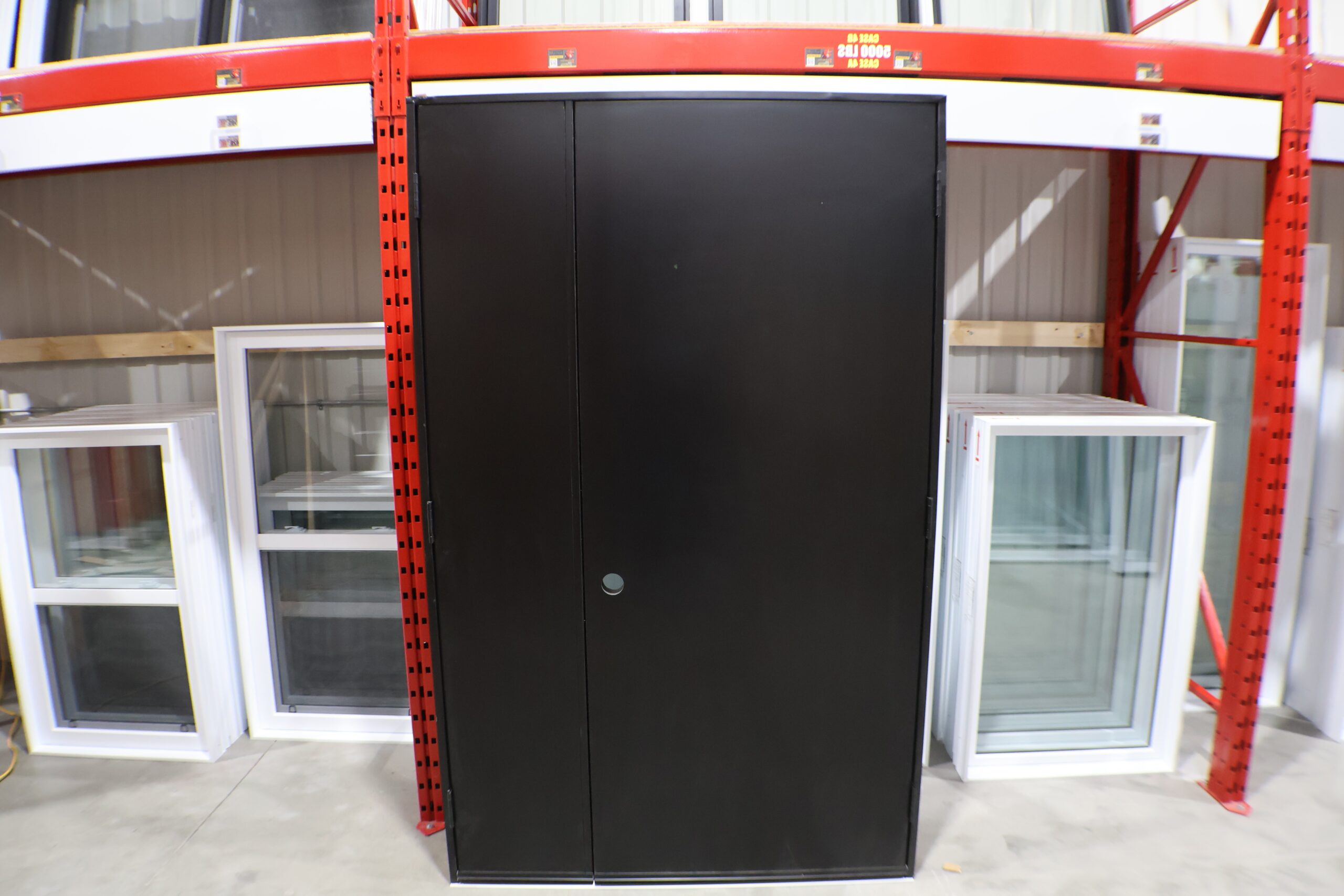 porte50 cabanon noir droite scaled PORTE DE CABANON AVEC LATÉRAL 50po A01 NOIRE OUVRANT EXTÉRIEUR DROITE