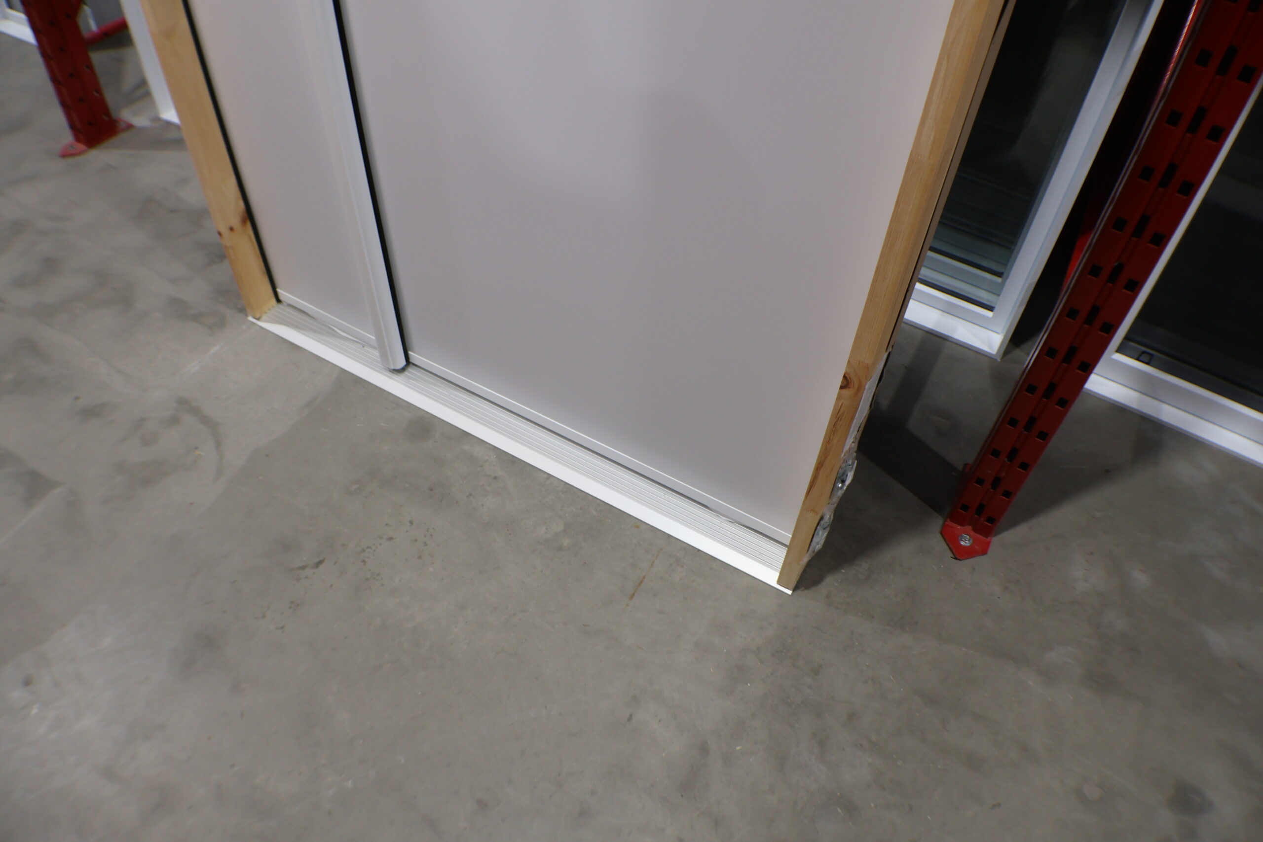 porte50 cabanon seuil scaled Portes et fenêtres, Fenêtres, Fenêtres en liquidation